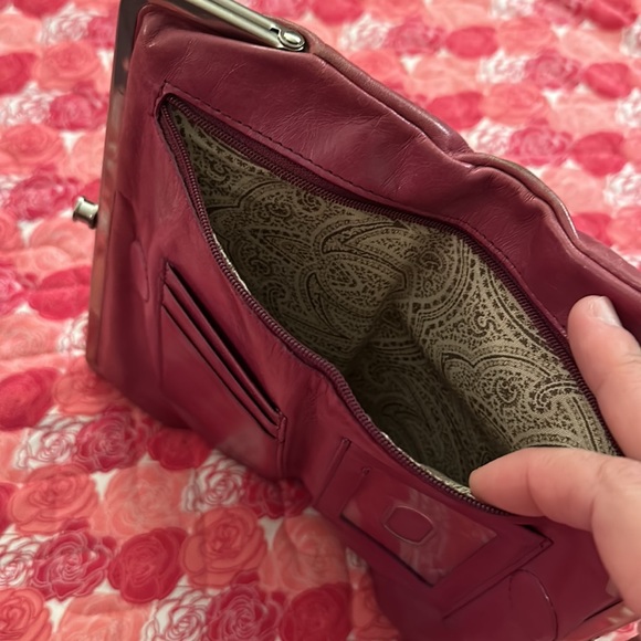 Hobo wallet in a pink color with a tan brown interior design. Great condition! - Picture 9 of 12